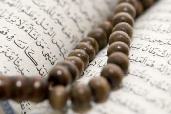 تسبیح بر روی صفحه قرآن